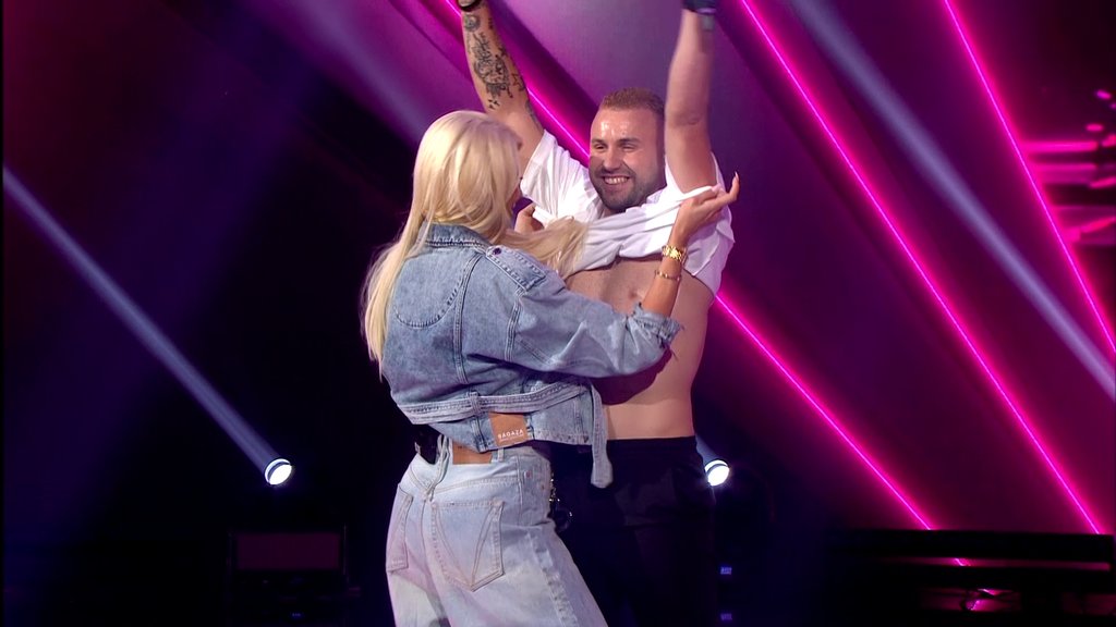 KARLEUŠA POMERILA GRANICE NA SCENI: Nemanja Marojević ostao bez majice, a njihov ples rasplamsao publiku (VIDEO) – Nemanja Marojević bez majice